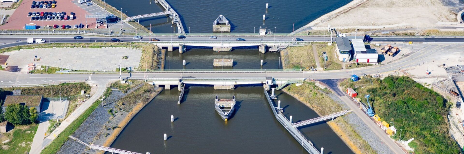 Luchtfoto draaibruggen Afsluitdijk