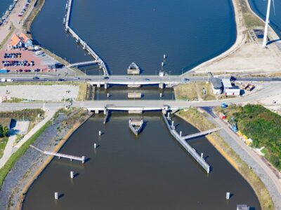Luchtfoto draaibruggen Afsluitdijk